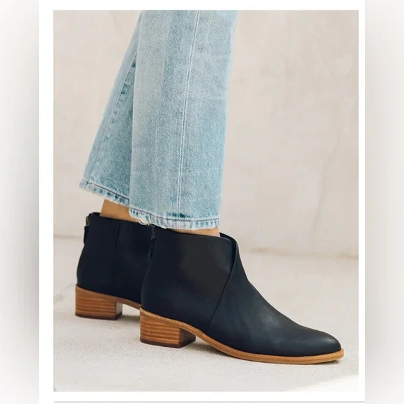 Soludos Venetian Leather Ankle Boots - Picture 2 of 10